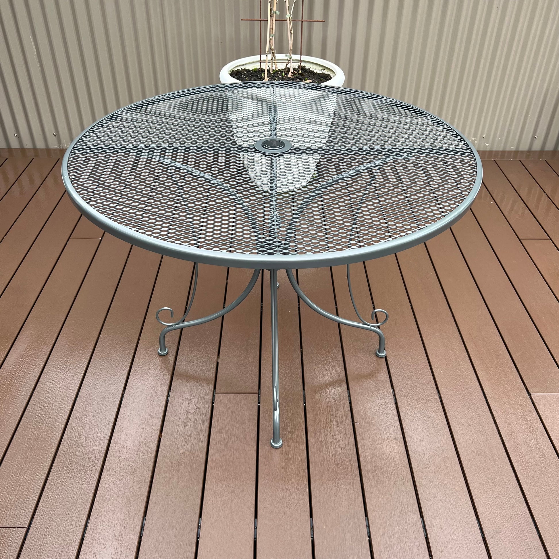Hastings 107cm Round Table