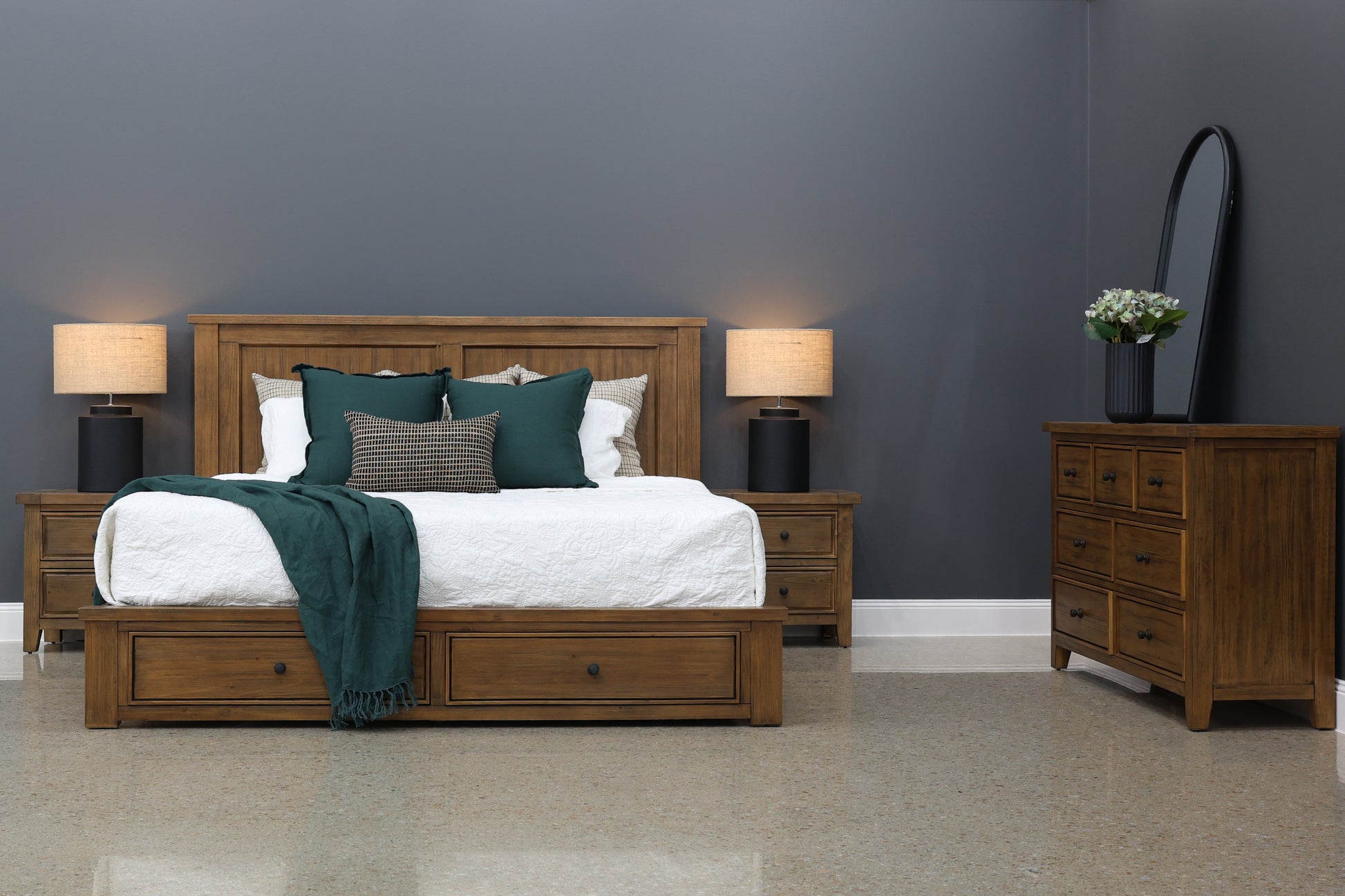 Leura Dresser