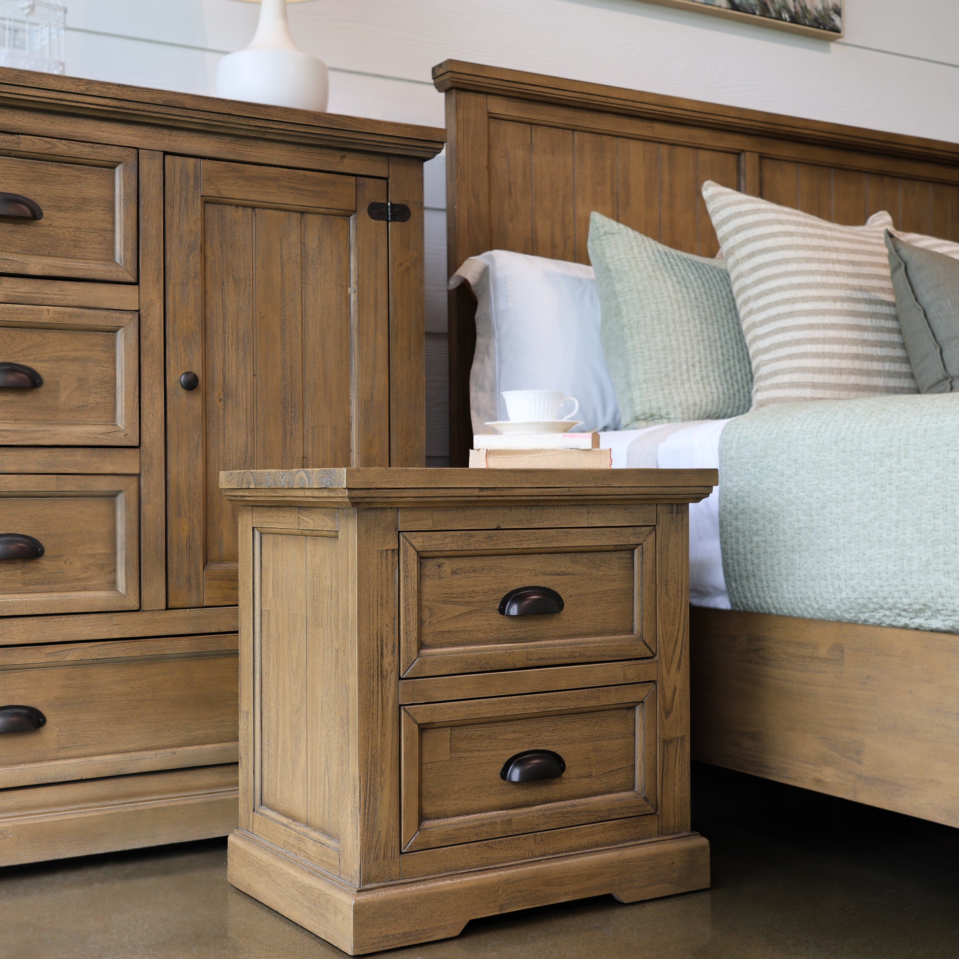 Macedon Bed w/ 2 Sliding Doors