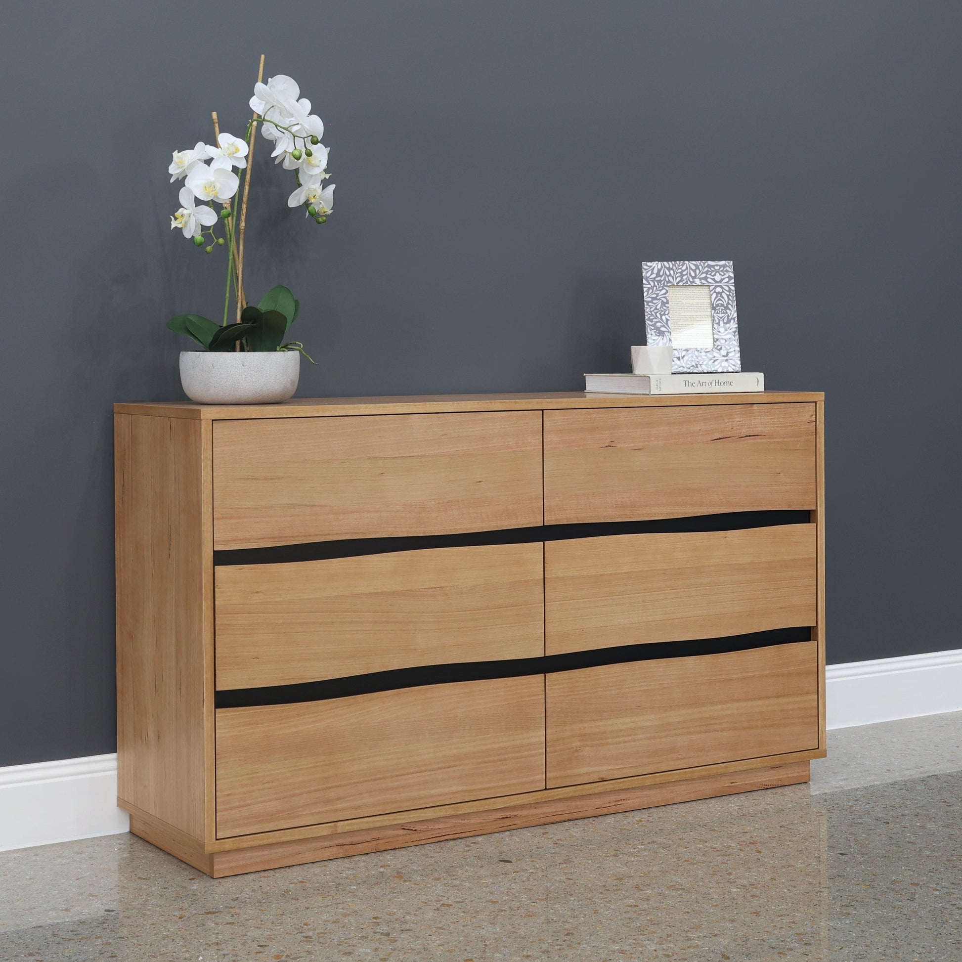 Luna Dresser