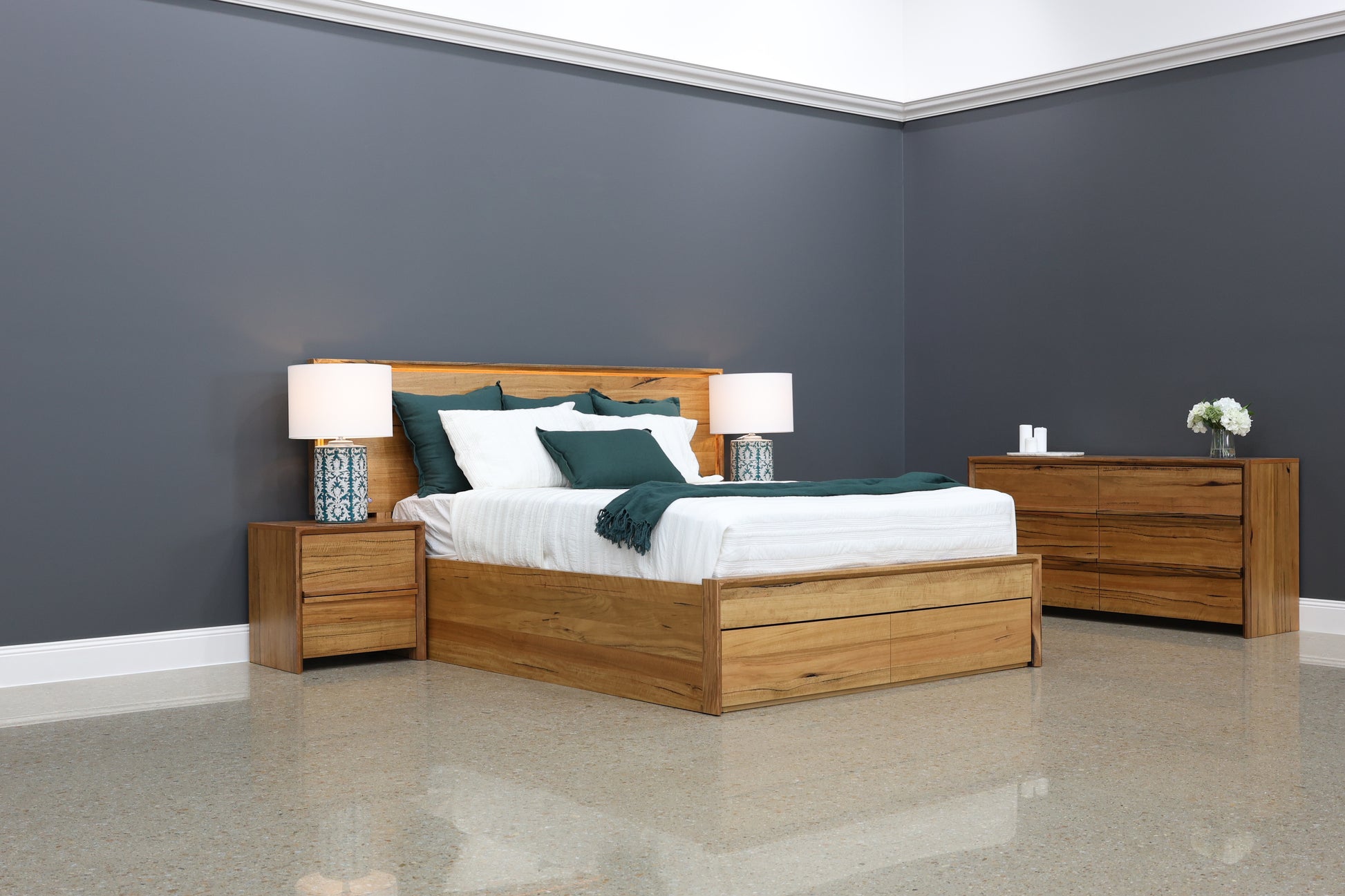 Scarbrough Bed w/ Storage & 2x Bedsides