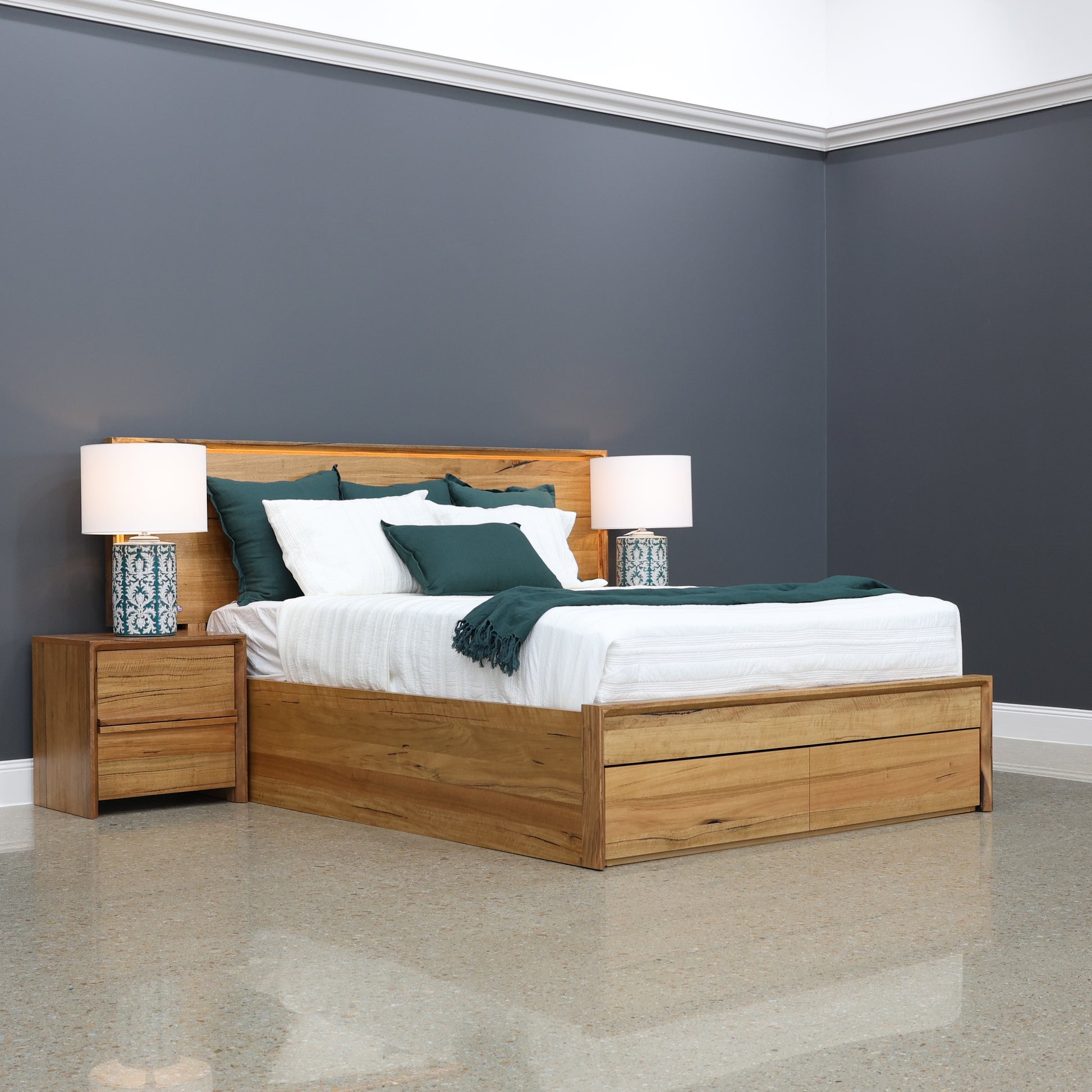 Scarbrough Bed w/ Storage & 2x Bedsides