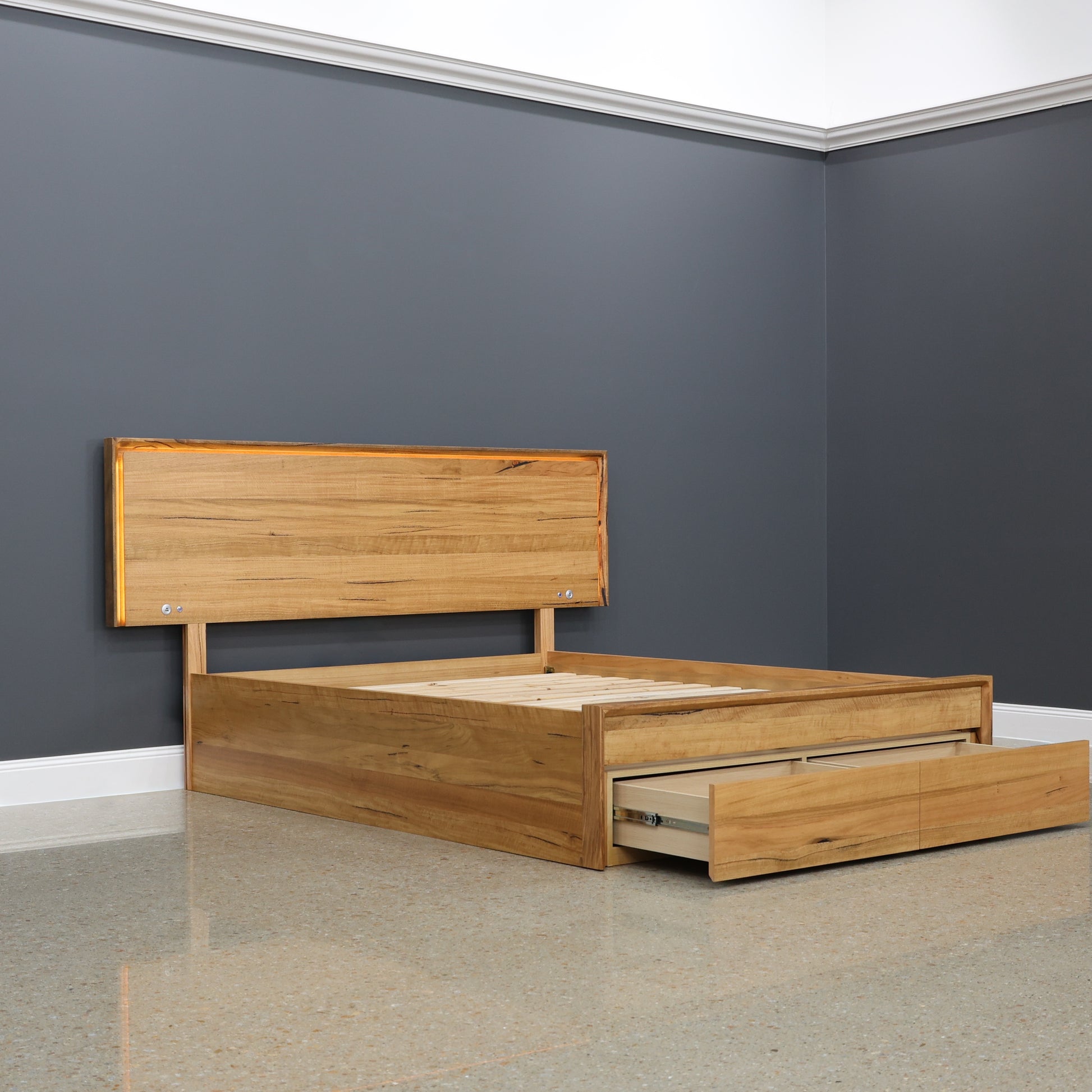 Scarbrough Bed w/ Storage & 2x Bedsides