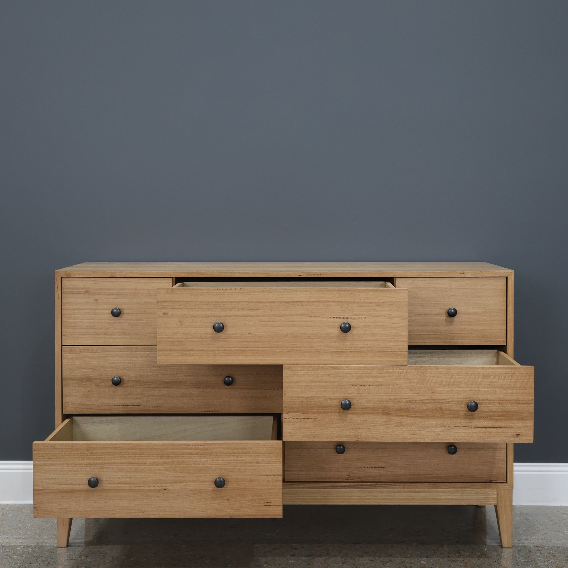 Colmar Dresser