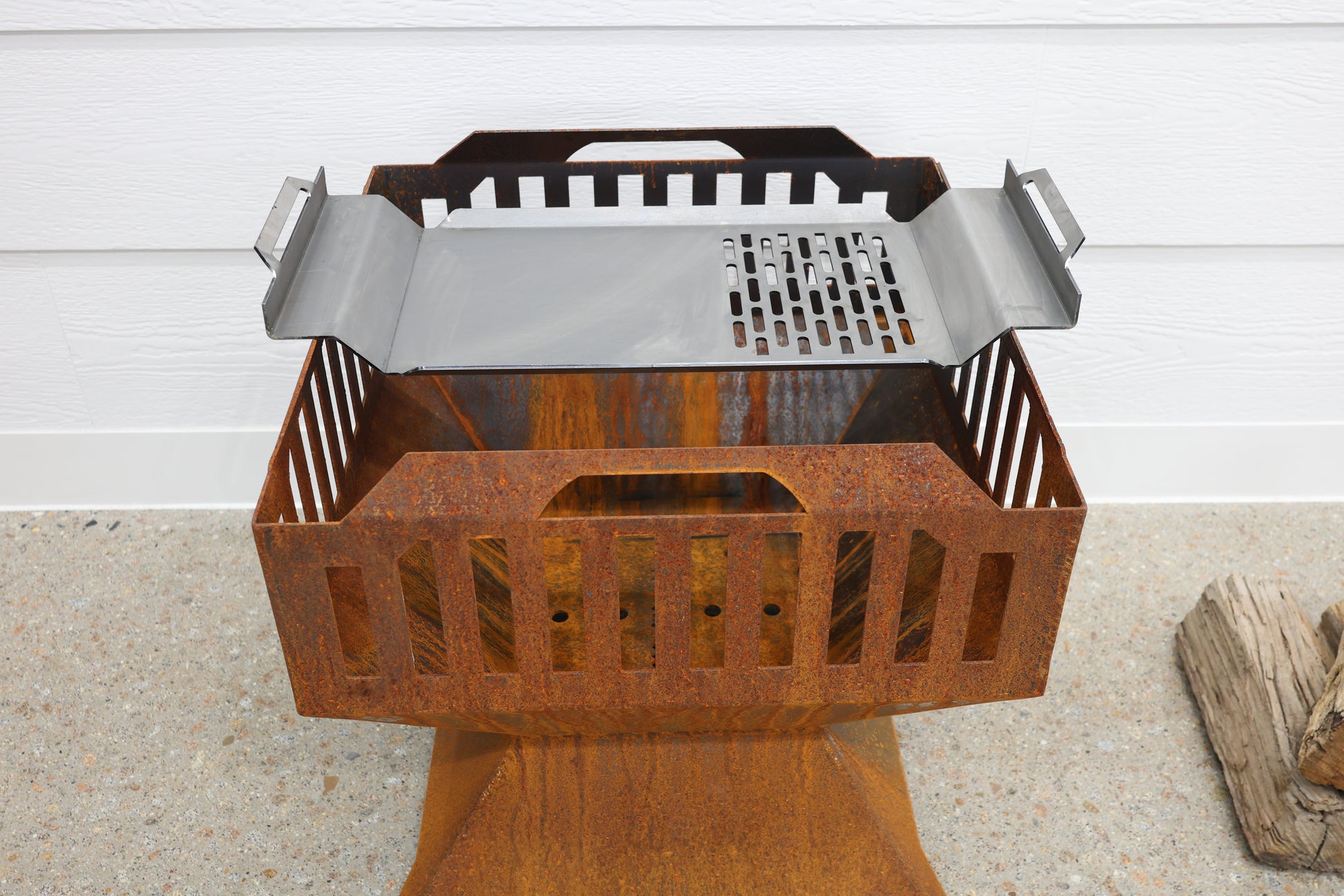 BBQ Firepit w/ BBQ Plate