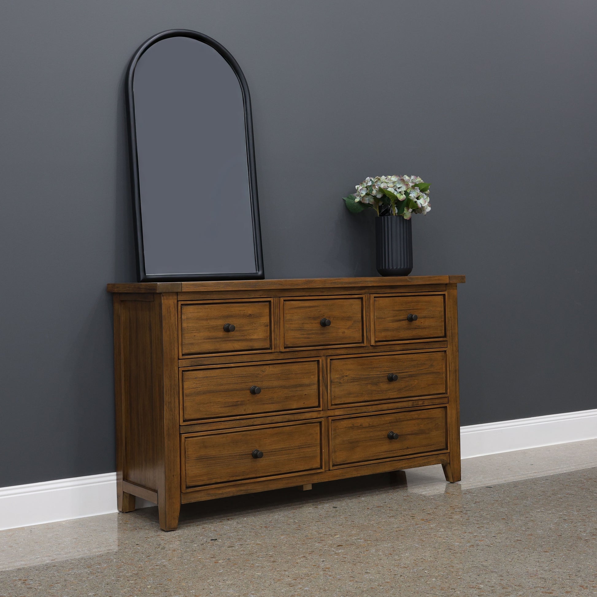 Leura Dresser