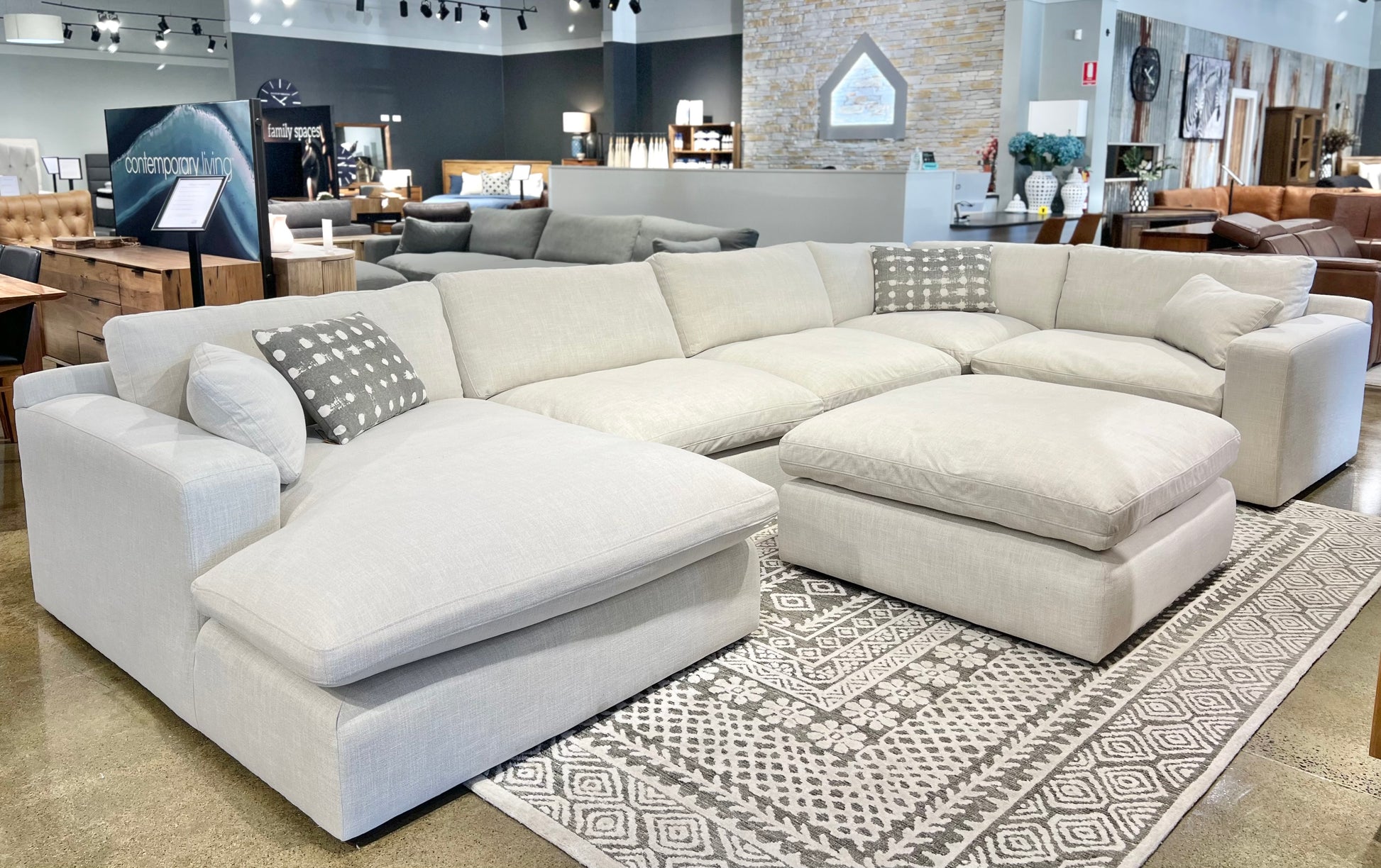 Traralgon Corner Suite - Left Hand Facing (LHF Chaise + 2x Armless + Wedge + RHF Chair) - Linen