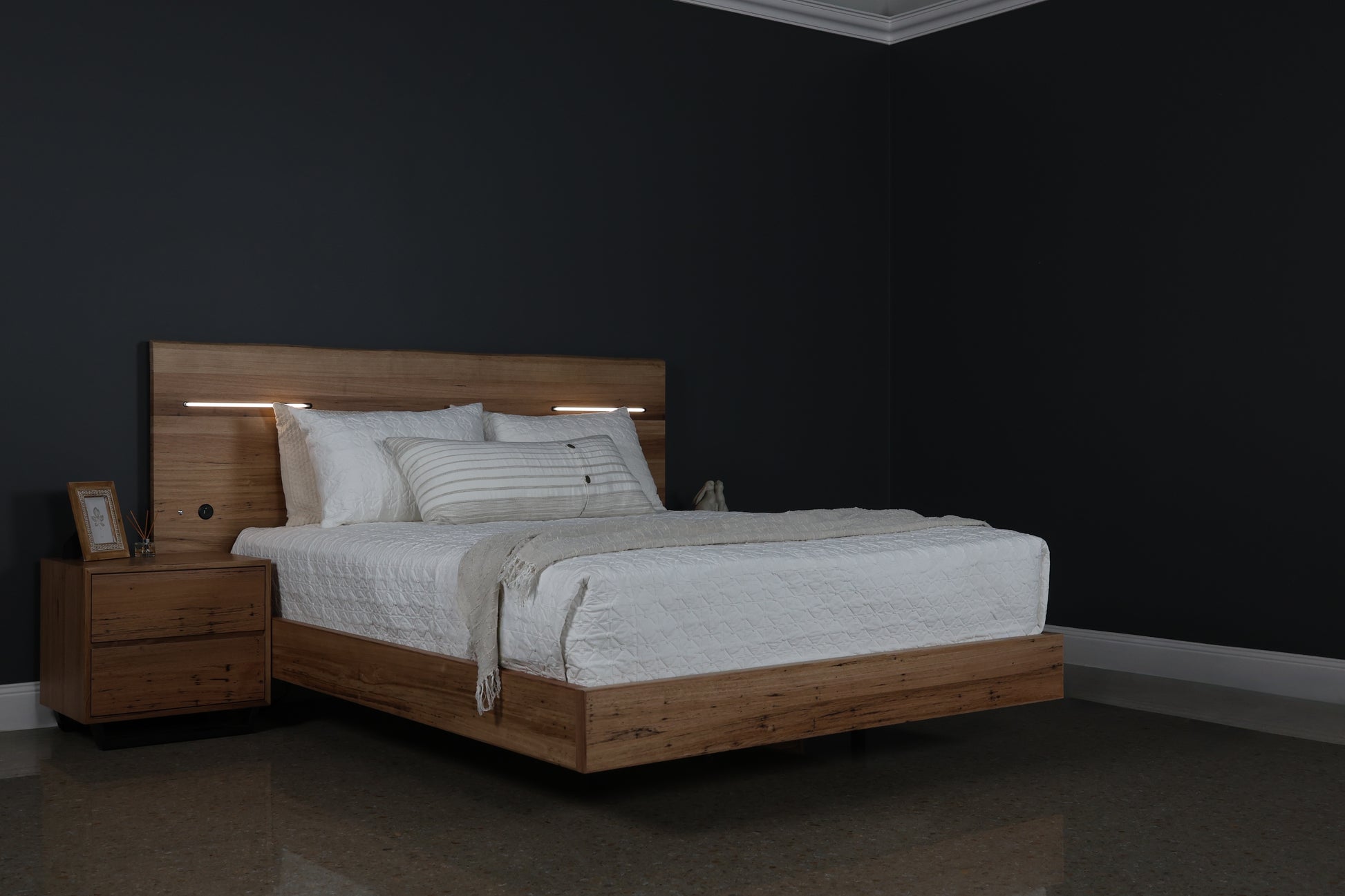 Peninsula Extended Bed w/ LED & USB & 2x Besides