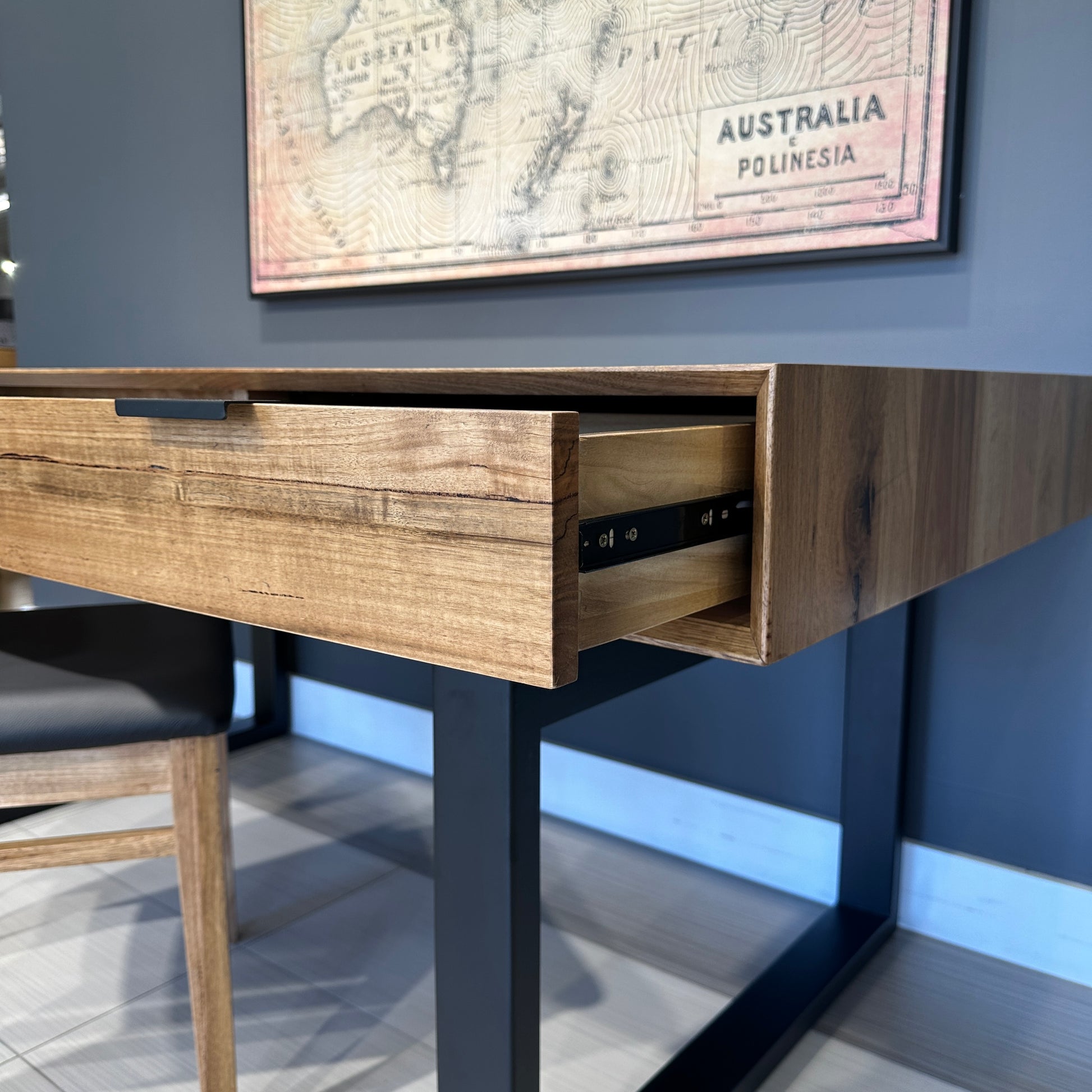 Milan Desk