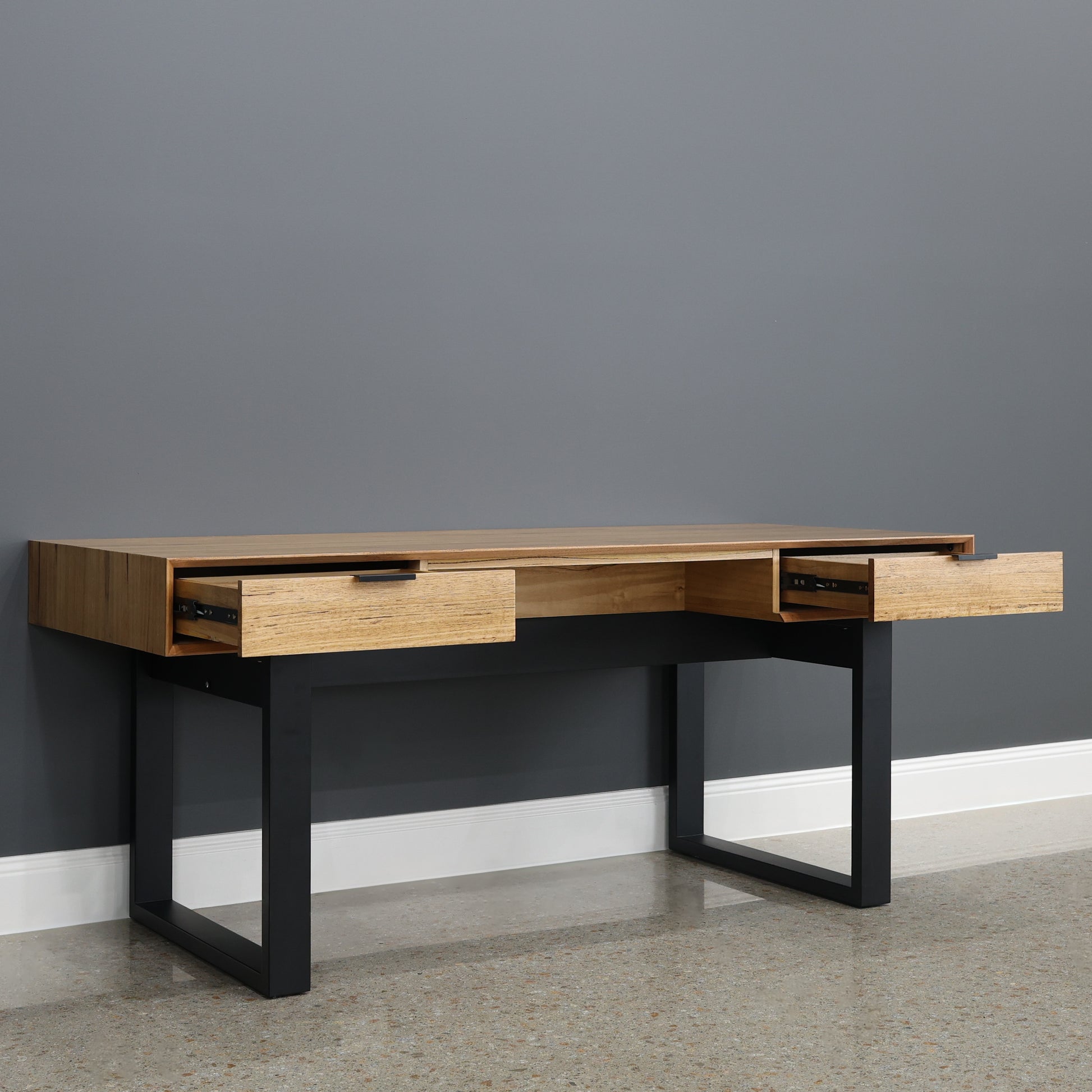 Milan Desk