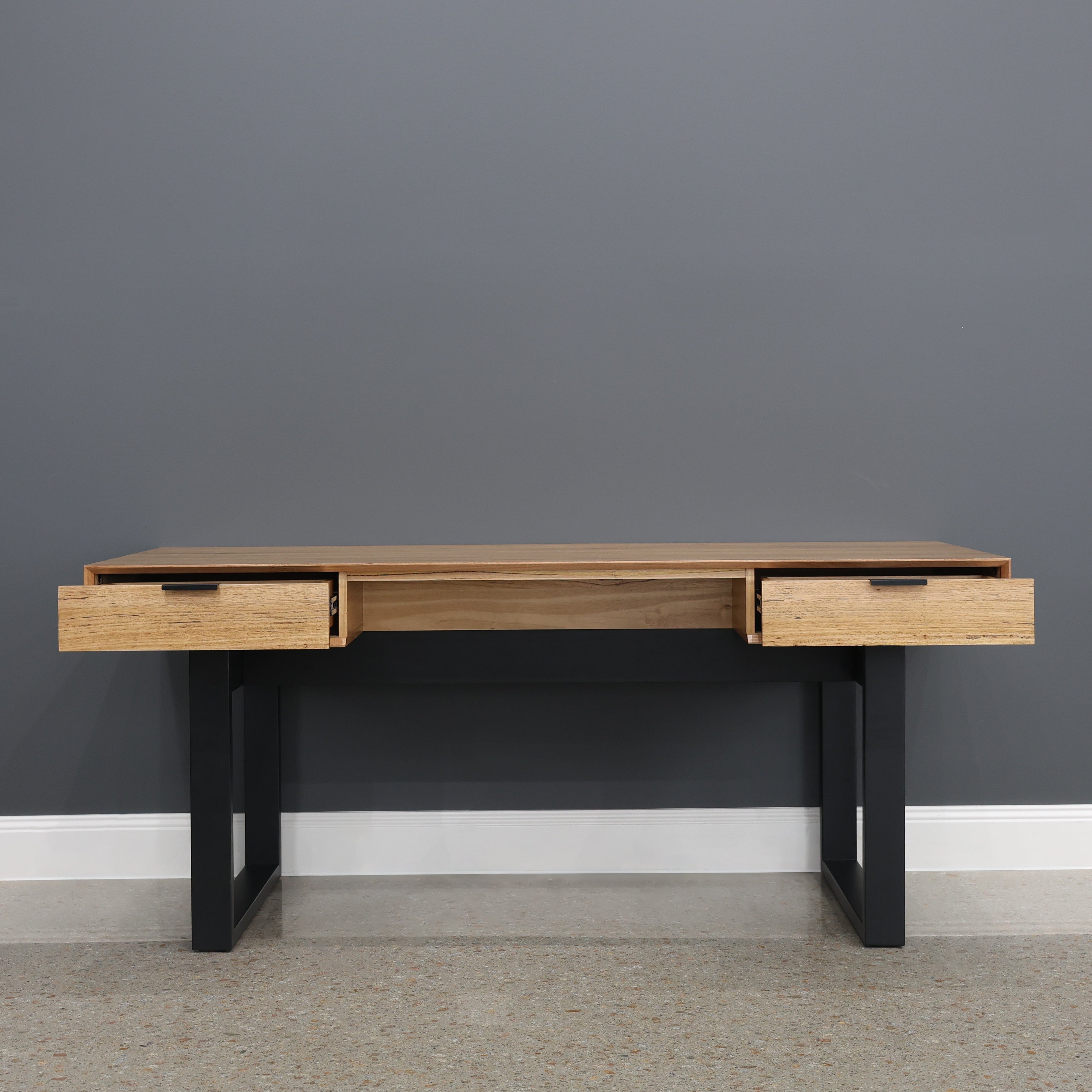 Milan Desk