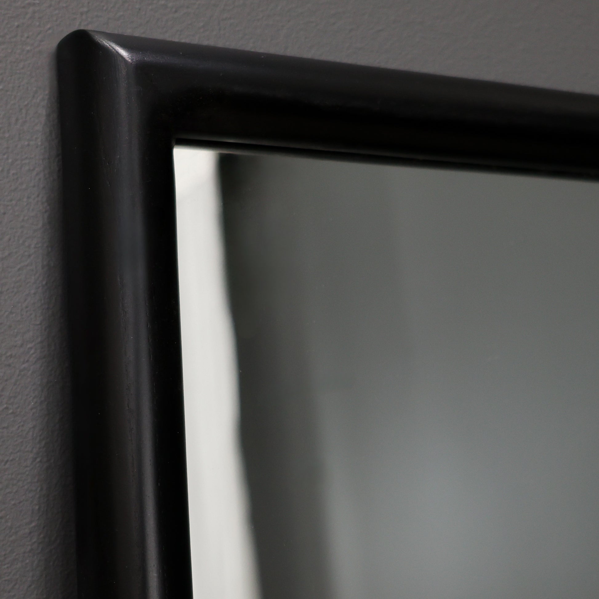 James Wavy Mirror - Matte Black