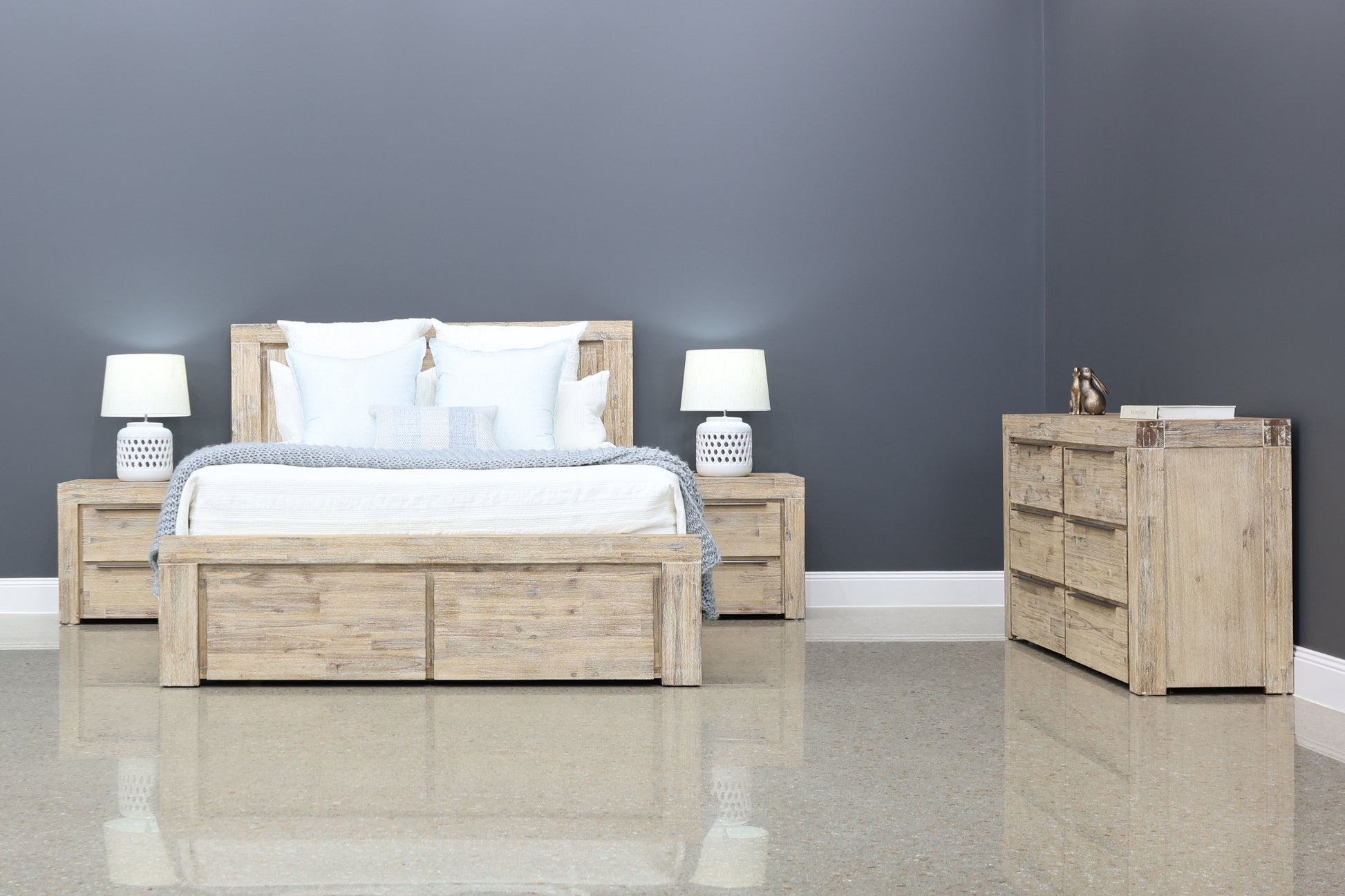 Queensland Bed w/ Storage