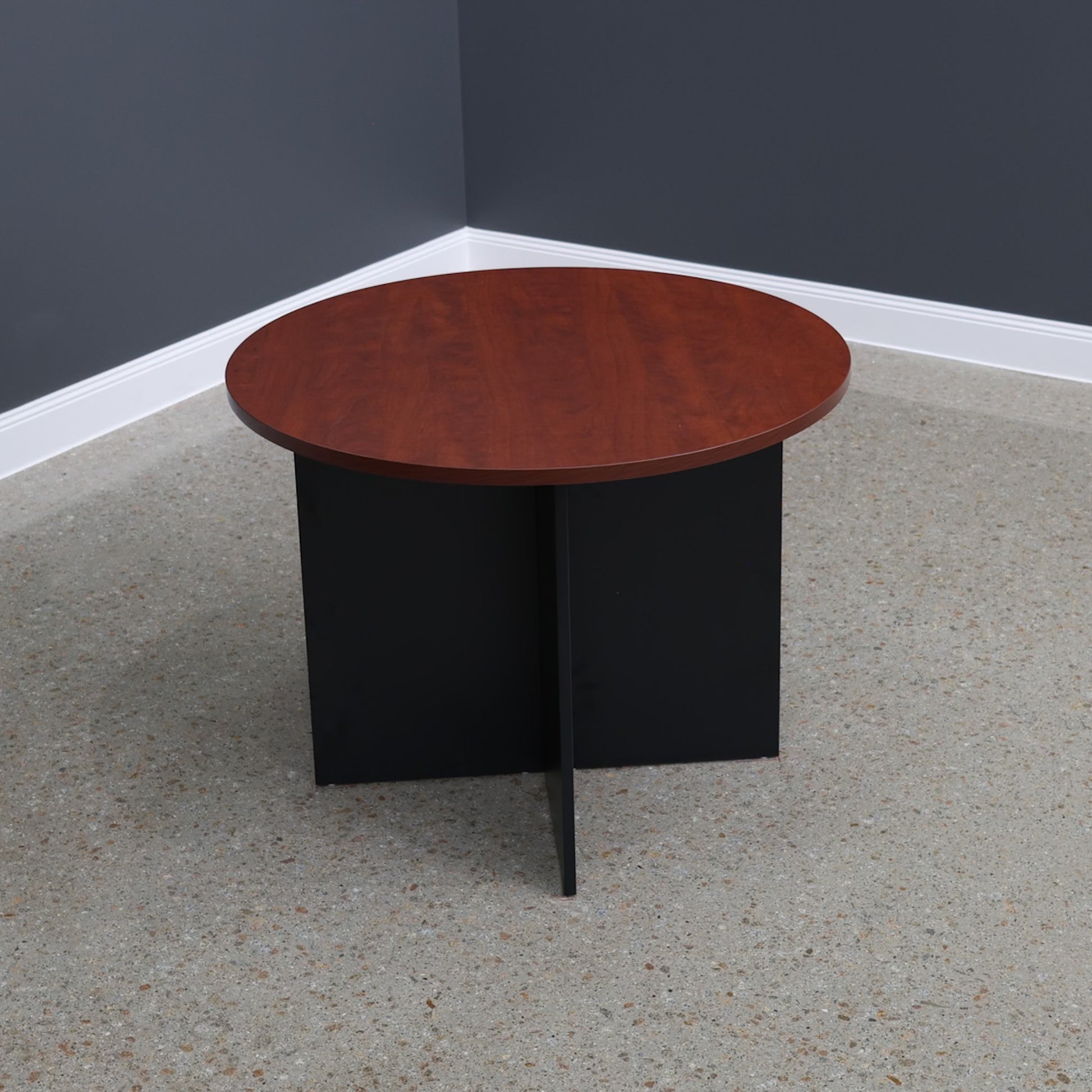 Performance 1000 Round Table - Red Gum/ Black