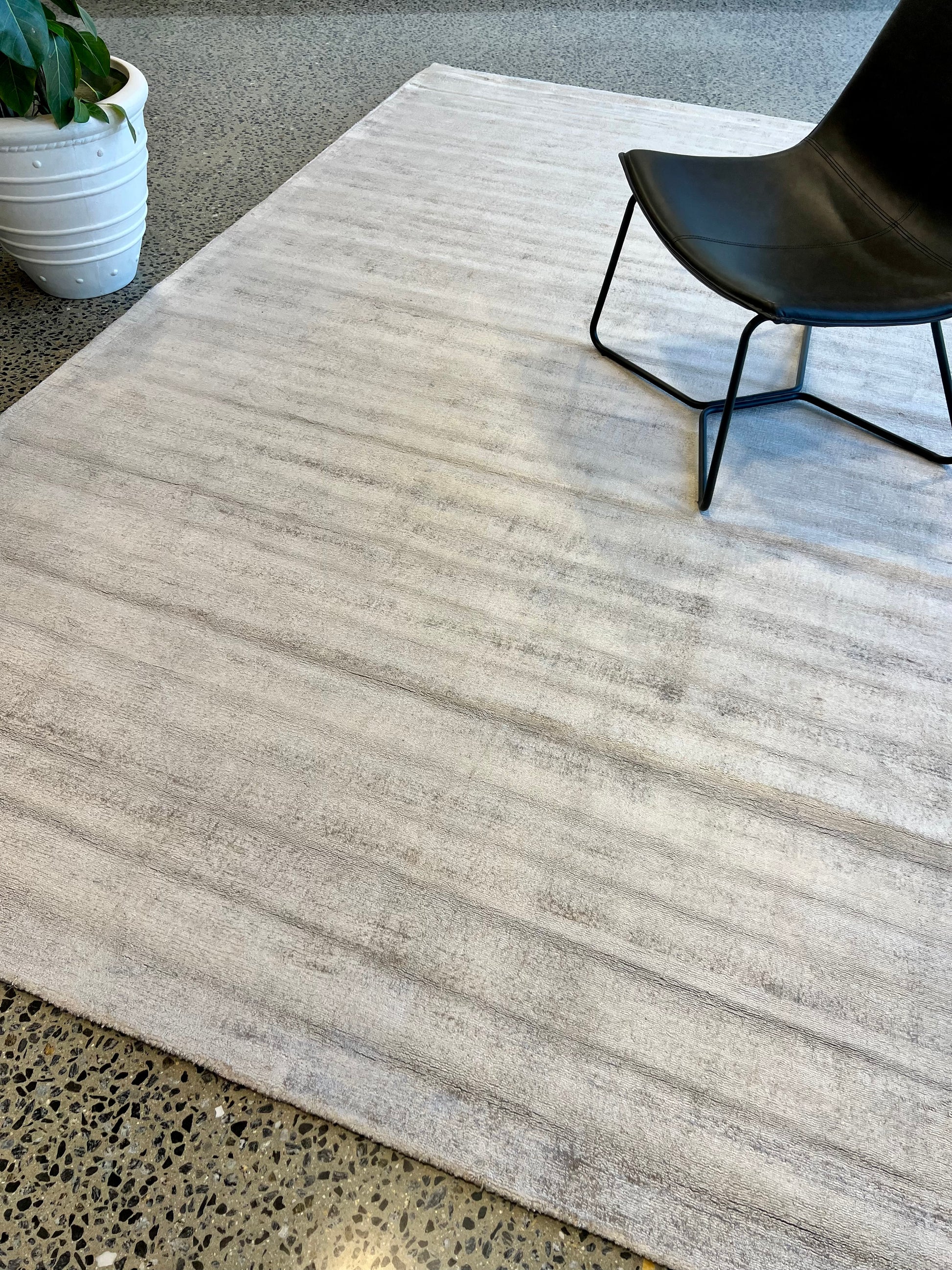 Milton Rug - White Swan