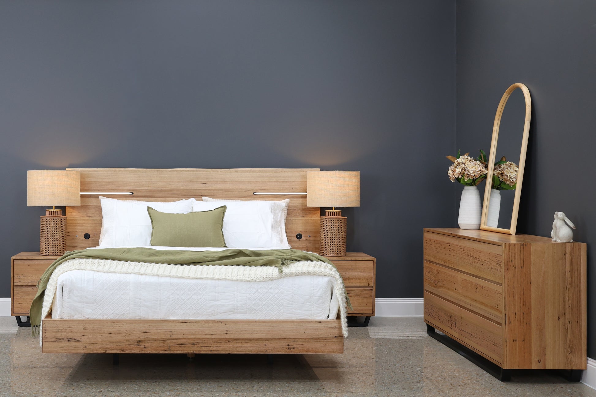 Peninsula Extended Bed w/ LED & USB & 2x Besides